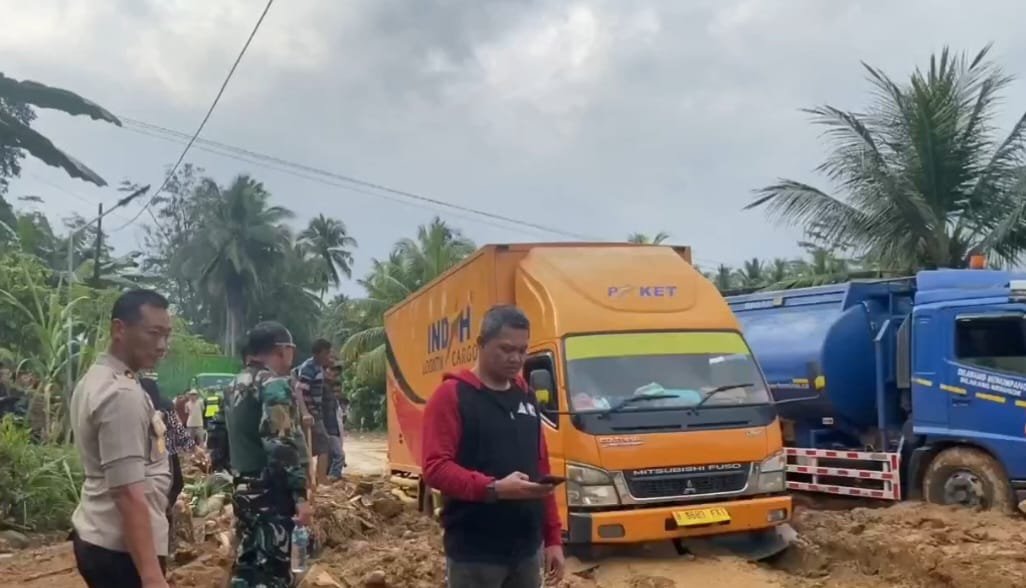 Dibantu Warga, Kapolres Tanggamus Bersama Dandim dan Personelnya Berjibaku Buka Jalinbar Semaka