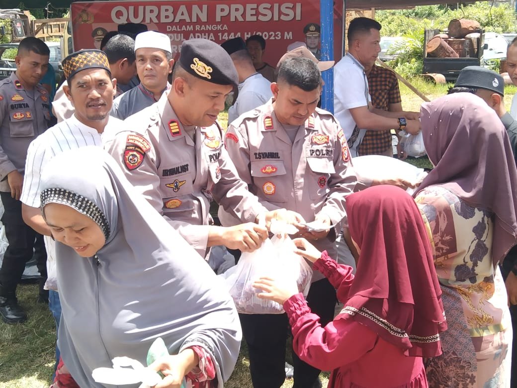 Qurban Presisi, Polres Aceh Timur Bagikan Daging Kepada Anak Yatim dan Warga Kurang Mampu