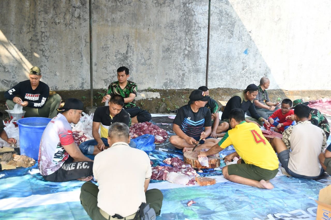 Berkah Hari Raya Idul Adha 1444 H, Kodim 0815/Mojokerto Bagikan Daging Kurban