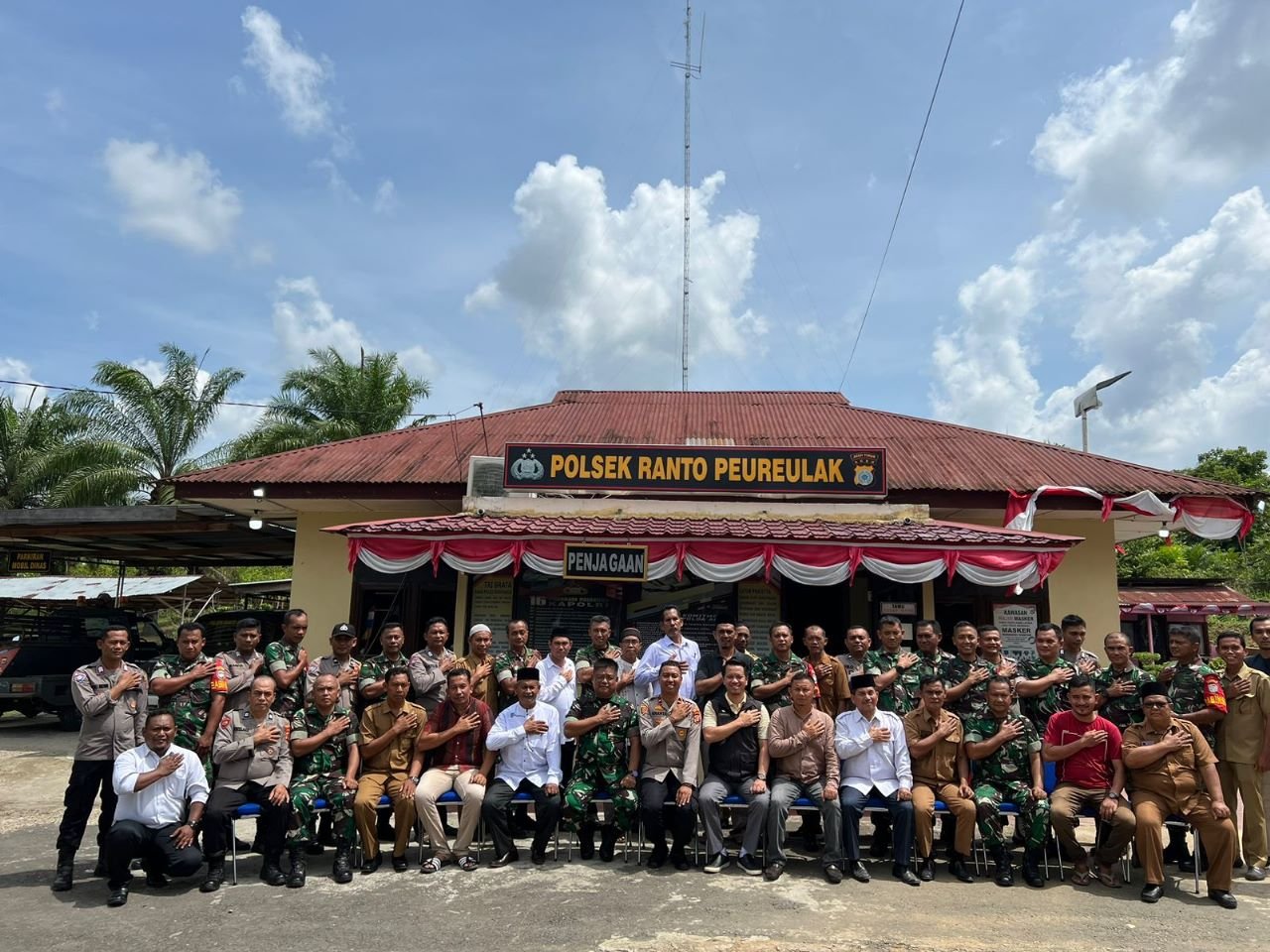 Wujud Nyata Sinergitas, Camat Bersama Danramil 14/RTP Beri Ucapan Hari Bhayangkara Kepada Kapolsek Ranto Peureulak