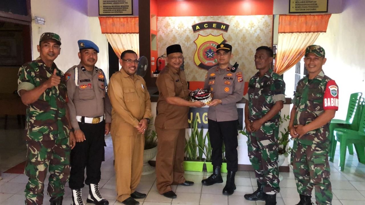 Hari Bhayangkara ke 77, Kapolsek Peureulak Barat Dapat Surprise dari Muspika