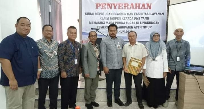Pj. Bupati Aceh Timur Serahkan 50 SK Pensiun Kepada PNS Purna Tugas
