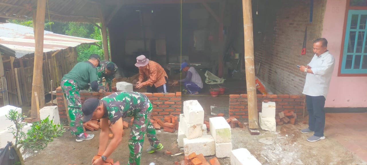 Koramil 0815/17 Trawas Renovasi Rumah Warga Kurang Mampu