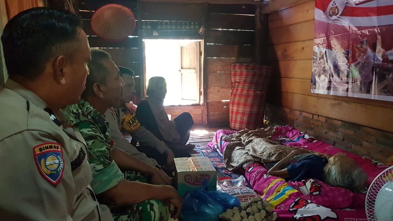 Polsek Pantee Bidari Berikan Bantuan Kemanusiaan Untuk Negeri kepada Warga yang Sakit