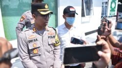 Polisi Pasang Tanda Batas Aman di Pantai Watulimo Trenggalek Antisipasi Gelombang Tinggi