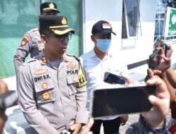 Polisi Pasang Tanda Batas Aman di Pantai Watulimo Trenggalek Antisipasi Gelombang Tinggi