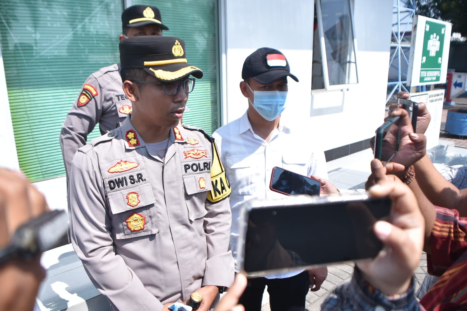 Polisi Pasang Tanda Batas Aman di Pantai Watulimo Trenggalek Antisipasi Gelombang Tinggi
