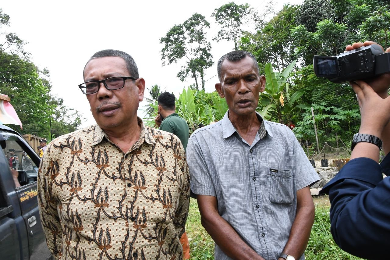 Peduli Lingkungan, Polres Aceh Timur Bersihkan Tumpukan Sampah Irigasi
