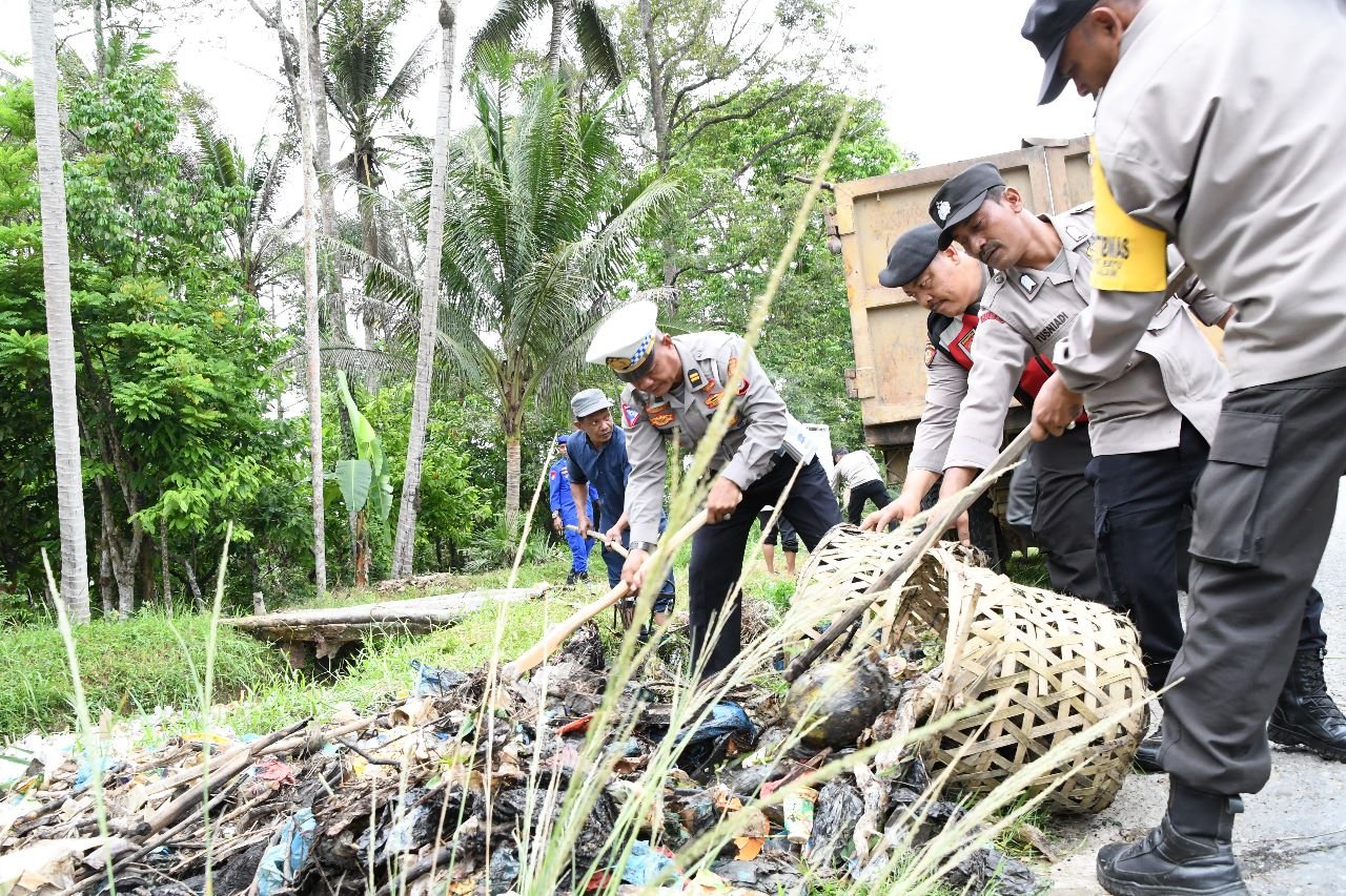 Peduli Lingkungan, Polres Aceh Timur Bersihkan Tumpukan Sampah Irigasi