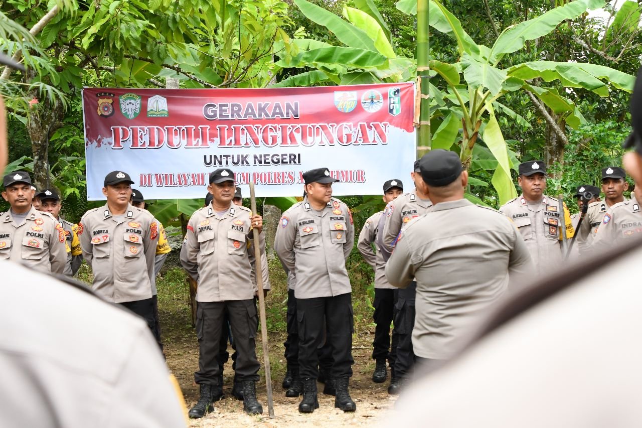 Peduli Lingkungan, Polres Aceh Timur Bersihkan Tumpukan Sampah Irigasi
