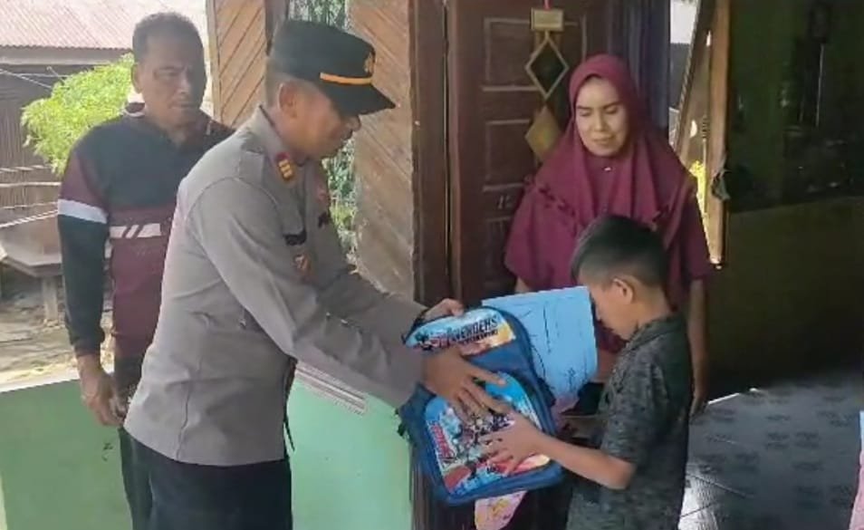 Jelang Tahun Ajaran Baru, Polsek Serbajadi Polres Aceh Timur Bantu Peralatan Sekolah Kepada Anak Yatim