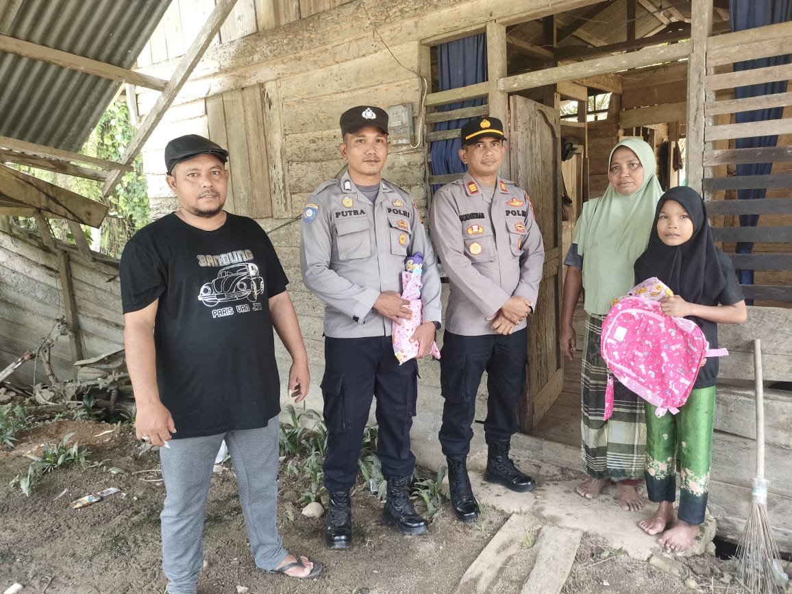 Jelang Tahun Ajaran Baru, Polsek Serbajadi Polres Aceh Timur Bantu Peralatan Sekolah Kepada Anak Yatim