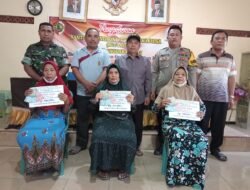 Babinsa Sidoharjo Koramil Gedeg Dampingi Distribusi BLT DD Tahap 4 – 6 Tahun 2023