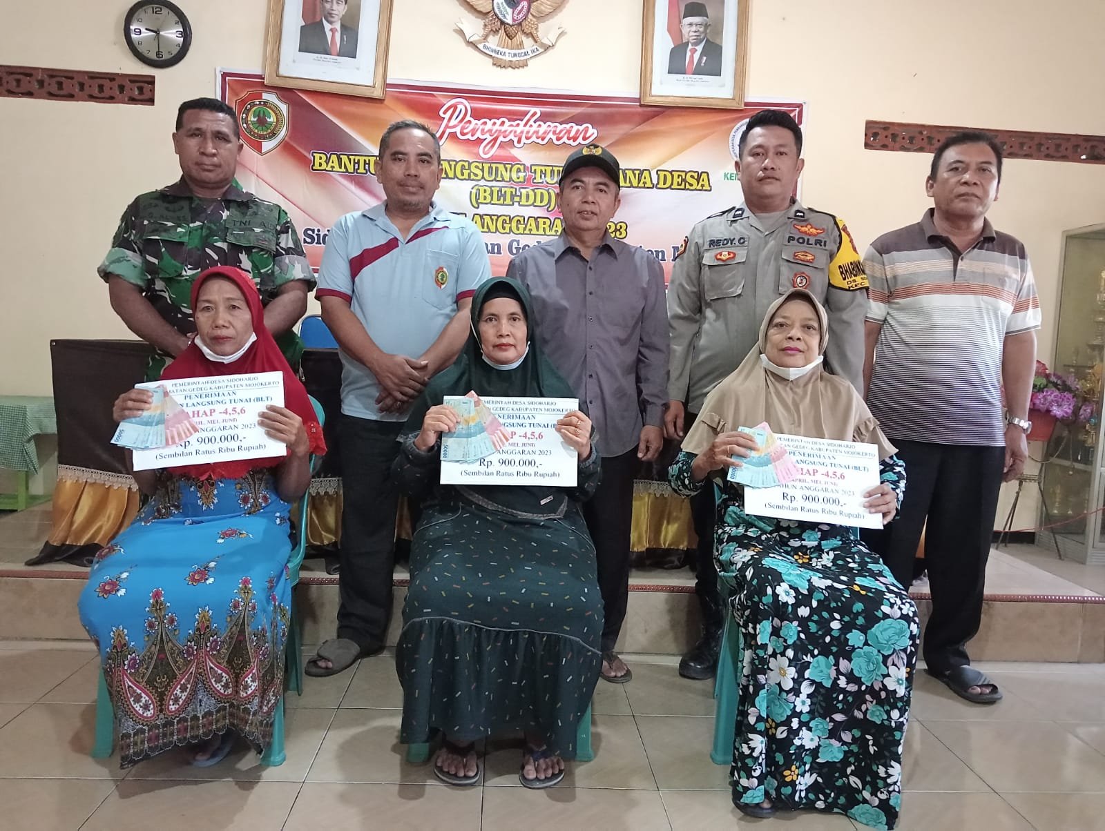 Babinsa Sidoharjo Koramil Gedeg Dampingi Distribusi BLT DD Tahap 4 - 6 Tahun 2023
