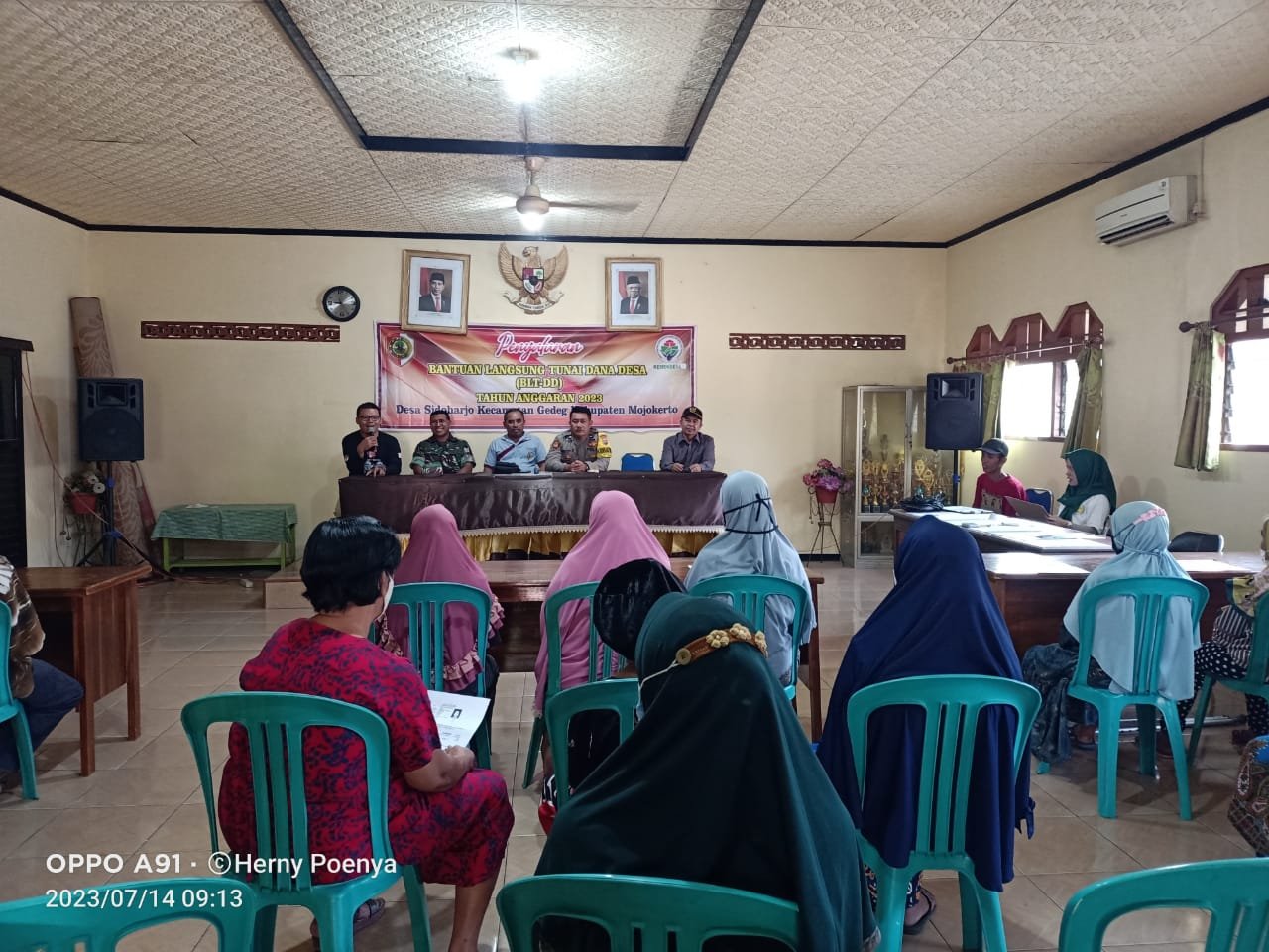 Babinsa Sidoharjo Koramil Gedeg Dampingi Distribusi BLT DD Tahap 4 - 6 Tahun 2023