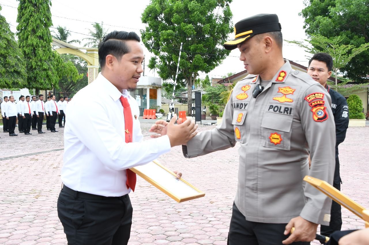 Berhasil Ungkap Penyelundupan Warga Rohingya, Kapolres Aceh Timur Beri Penghargaan Kepada Personel Satreskrim