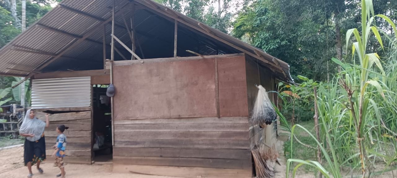 Bhakti Polri Presisi, Kapolsek Simpang Ulim Serahkan Bantuan Sembako Kepada Warga Kurang Mampu