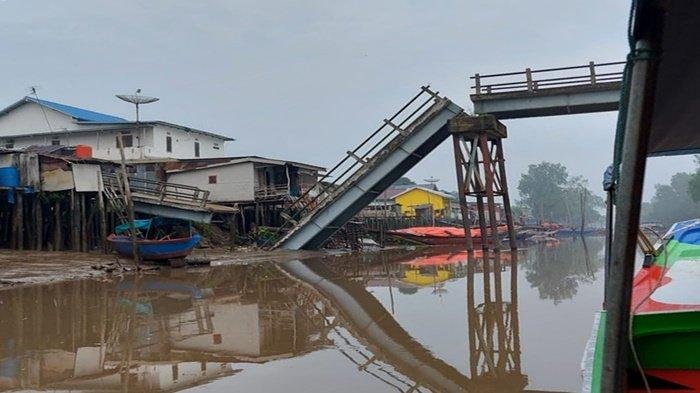 Menggangu Arus Pelayaran, Warga Kecamatan Makarti Jaya Harapkan Perhatian Pemerintah Terkait Pembersihan Sisa Material Jembatan