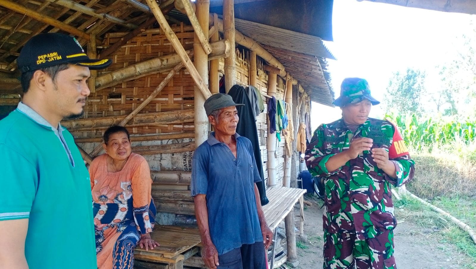 Terserang Hama Ulat Tanah, Babinsa Koramil 0815/18 Gondang Bantu Petani Jagung