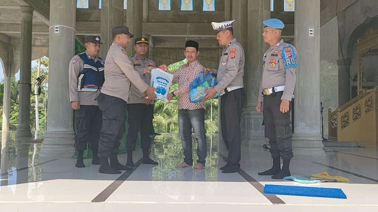 Sambut Tahun Baru Islam, Bilal se-Kecamatan Julok Menerima Bantuan Sosial dari Kapolsek Julok