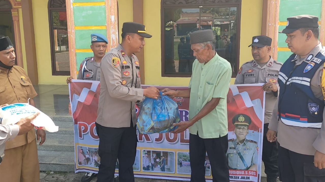Sambut Tahun Baru Islam, Bilal se-Kecamatan Julok Menerima Bantuan Sosial dari Kapolsek Julok
