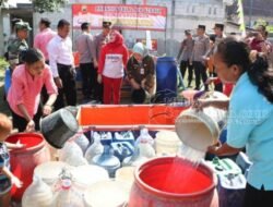 Polri Salurkan Bantuan Air Bersih Atasi Kekeringan di Grobogan
