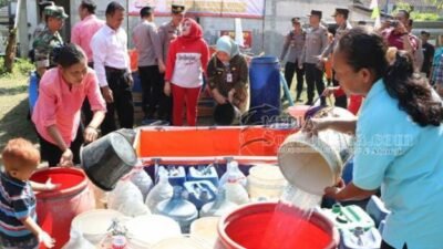 Polri Salurkan Bantuan Air Bersih Atasi Kekeringan di Grobogan