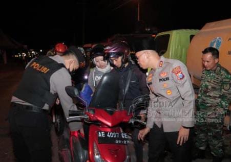 Kapolres Ponorogo Pimpin Penyekatan di Perbatasan, Suran Agung Berjalan Kondusif