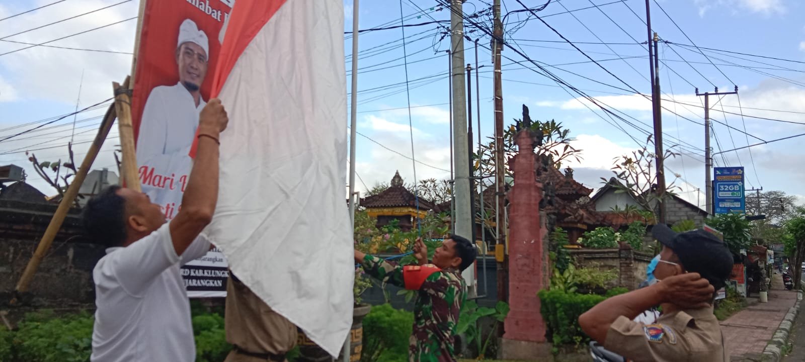 Babinsa Banjarangkan Sulap Jalan Desa Bernuansa Patriotisme dan Nasionalisme
