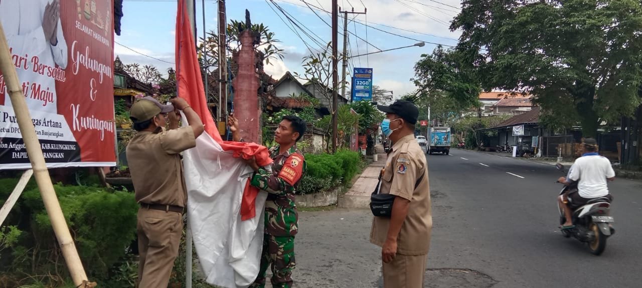 Babinsa Banjarangkan Sulap Jalan Desa Bernuansa Patriotisme dan Nasionalisme