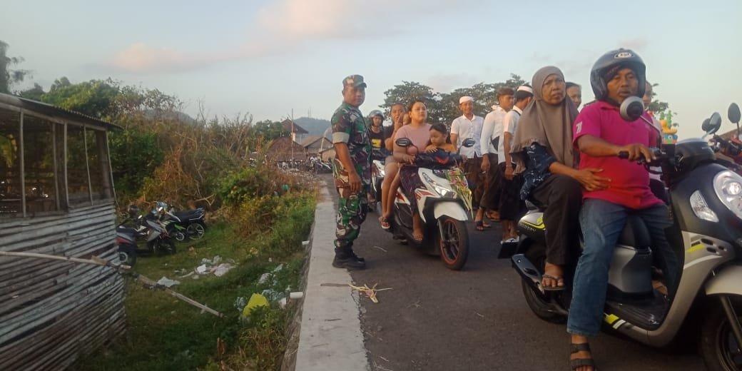 Serma Yudi Kawal Perayaan Galungan di Pantai Kusamba