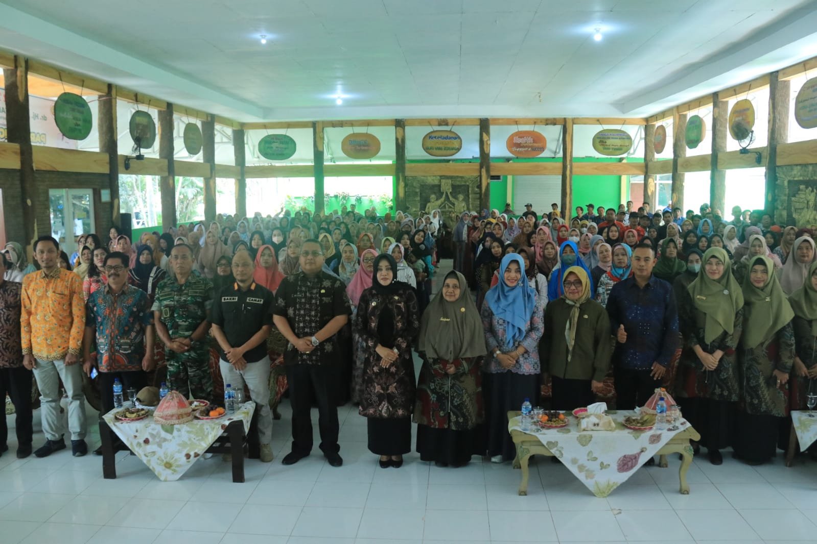 Bupati Mojokerto Beri Pembinaan Pengasuhan Anak Kepada 320 Wali Murid SMPN 1 Dlanggu