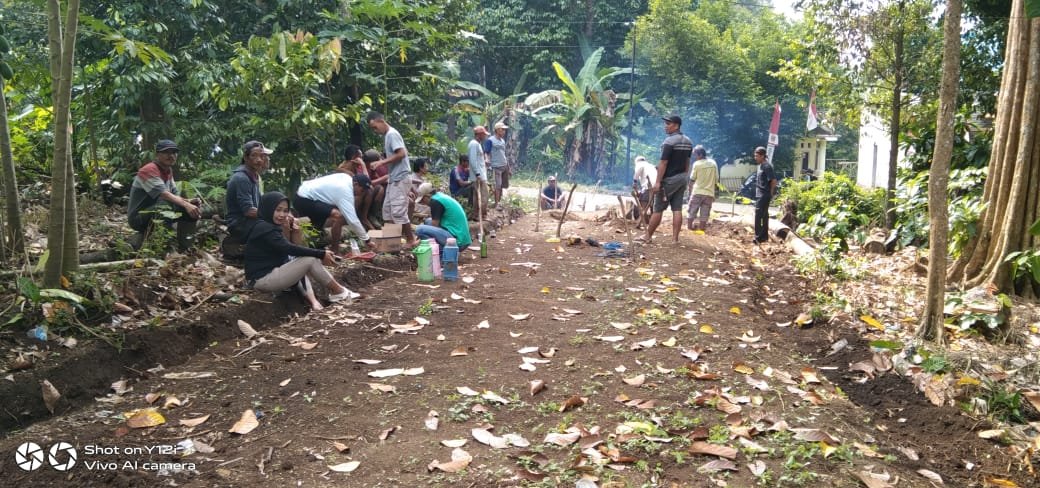 Giat Gotong Royong Terus di Lakukan Kepala Pekon Kotaagung Bersama Warga