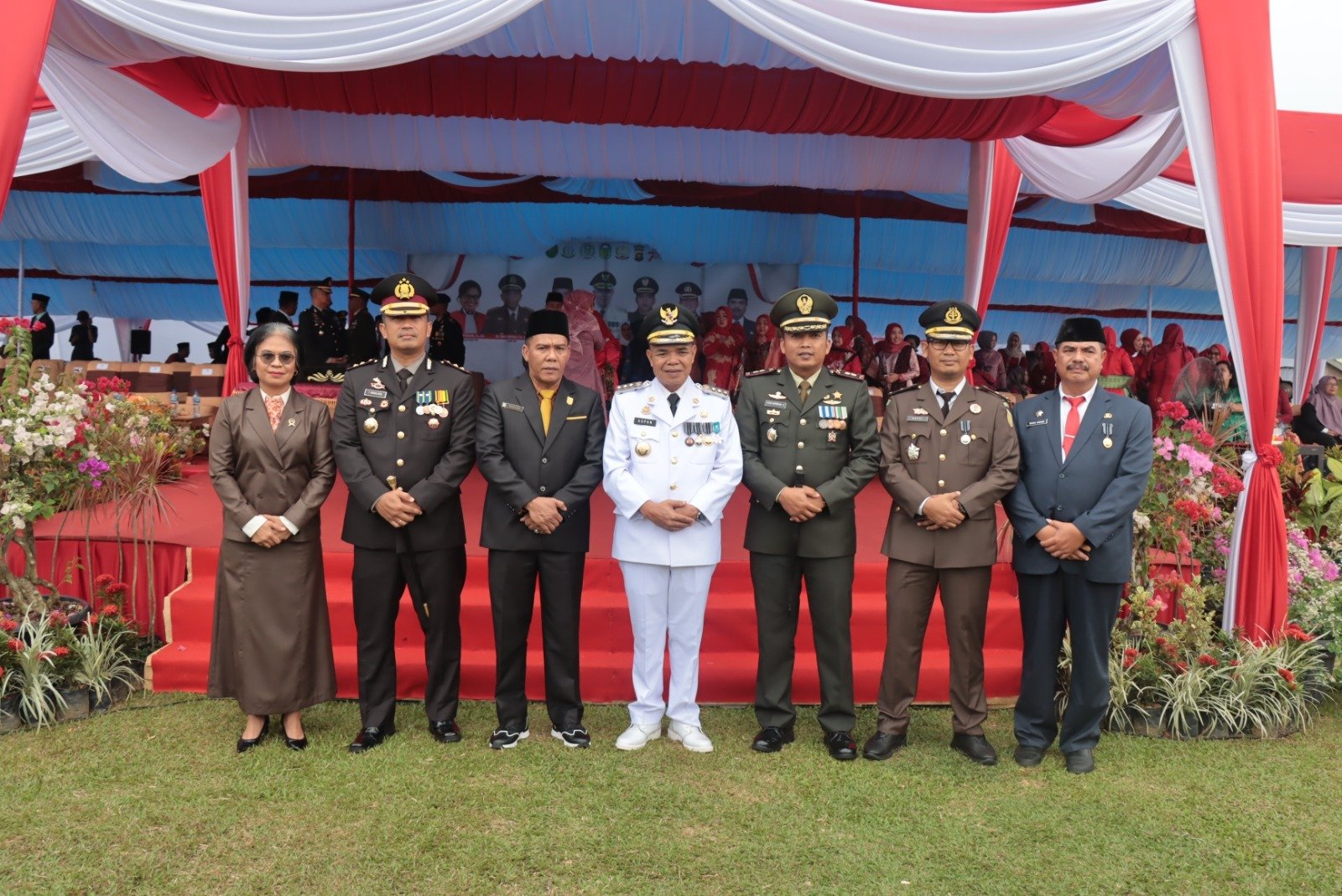 Kapolres Tebo Bersama Unsur Forkopimda Kabupaten Tebo Ikuti Upacara Bendera Merah Putih HUT RI Ke - 78