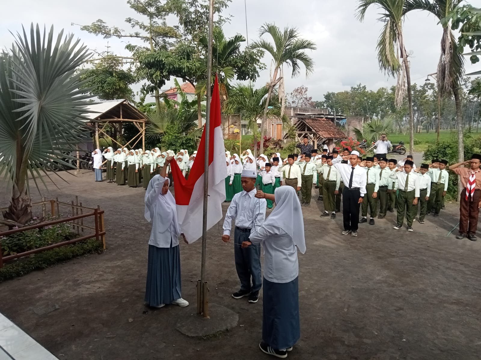 Peringati HUT Kemerdekaan RI, Yayasan Khomsani Nur adakan Upacara Gabungan di Ponpes Khomsani Nur
