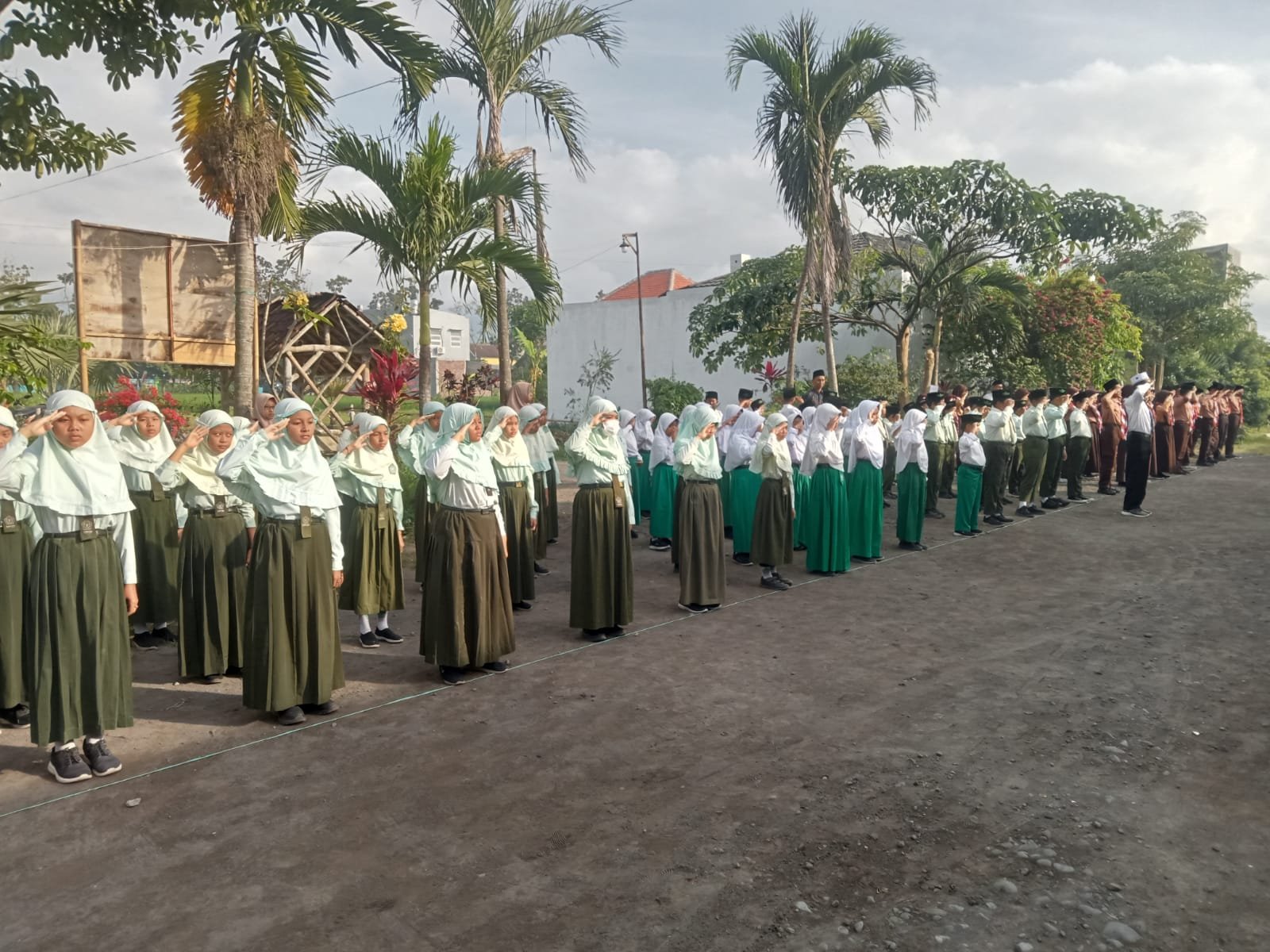 Peringati HUT Kemerdekaan RI, Yayasan Khomsani Nur adakan Upacara Gabungan di Ponpes Khomsani Nur