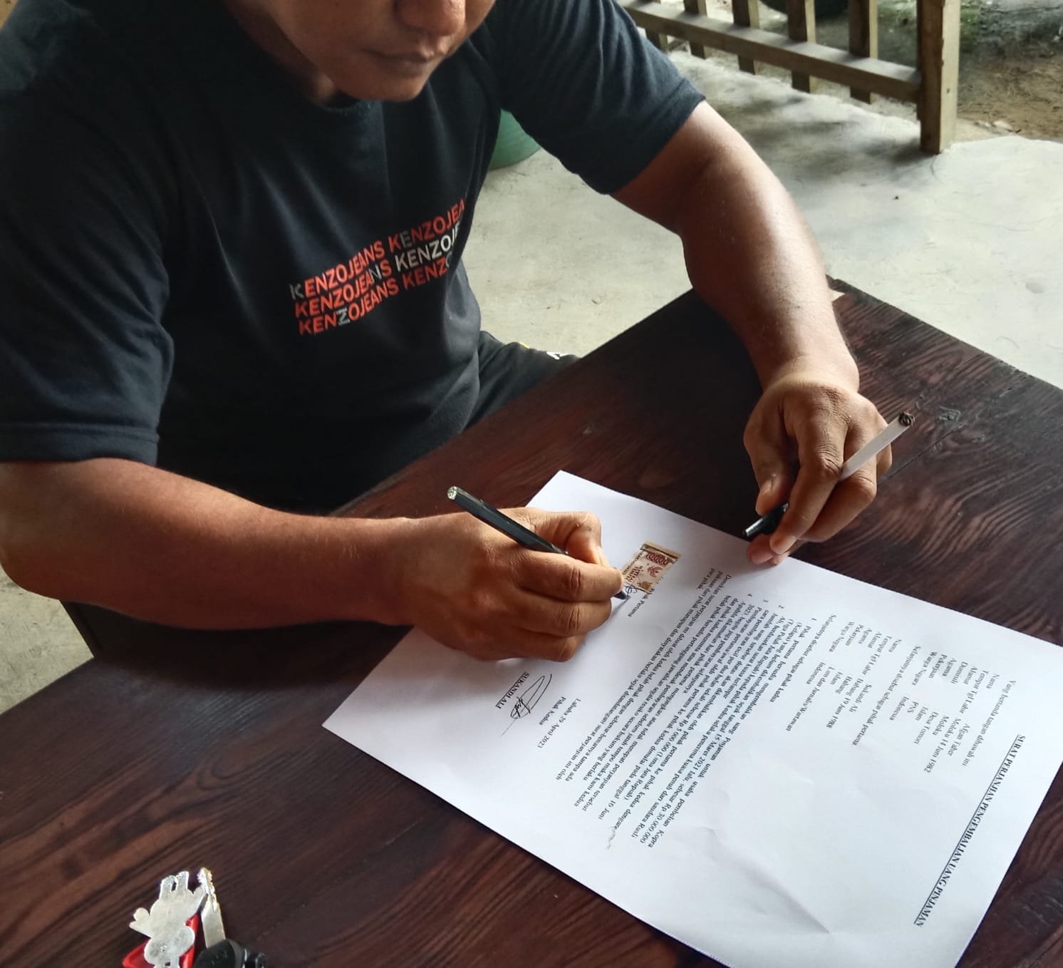 Pelaku AT Saat Menanda tangani Perjanjian di Atas Materai