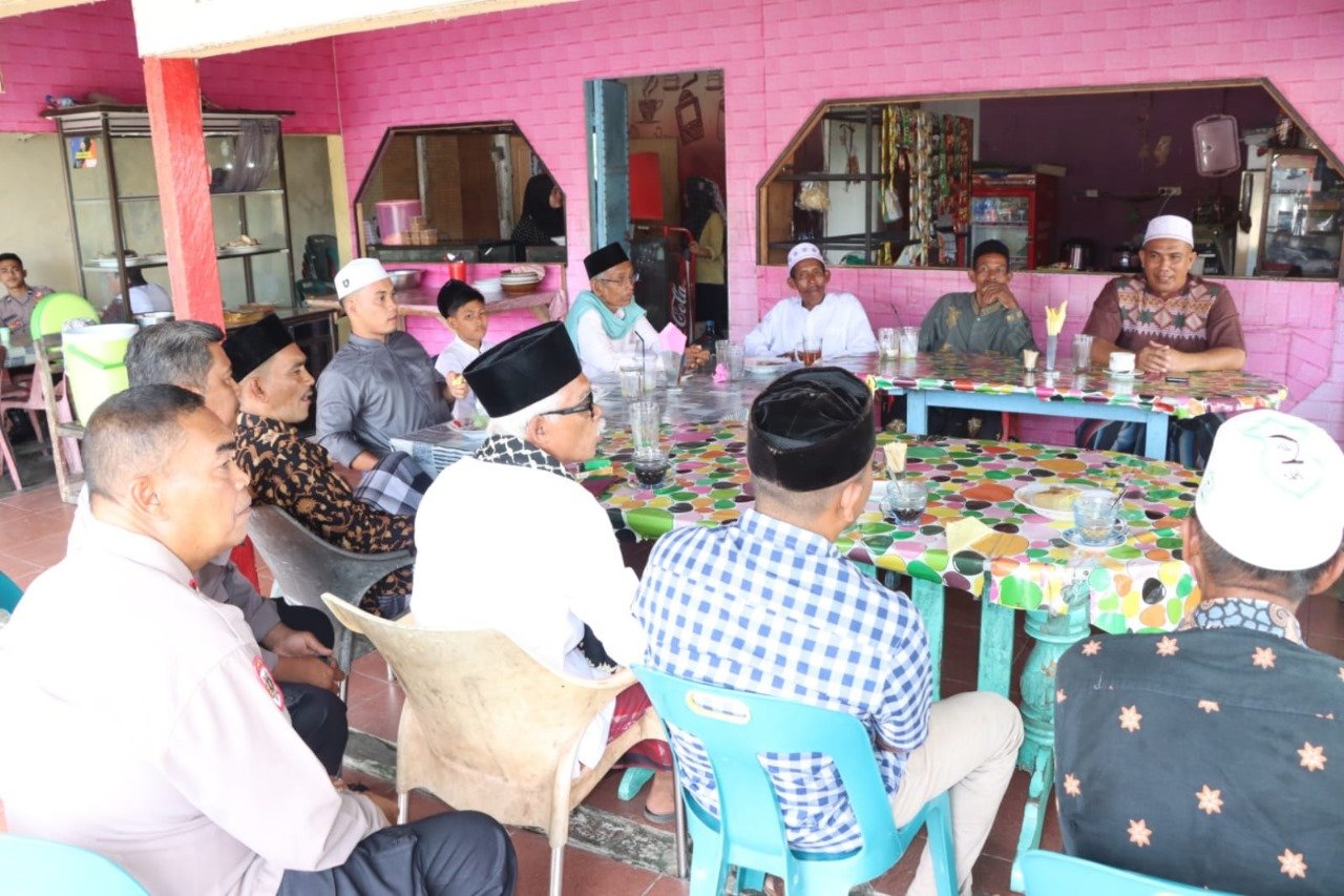 Usai Sholat Jum’at, Wakapolres Aceh Timur Tampung Aspirasi Warga Peudawa