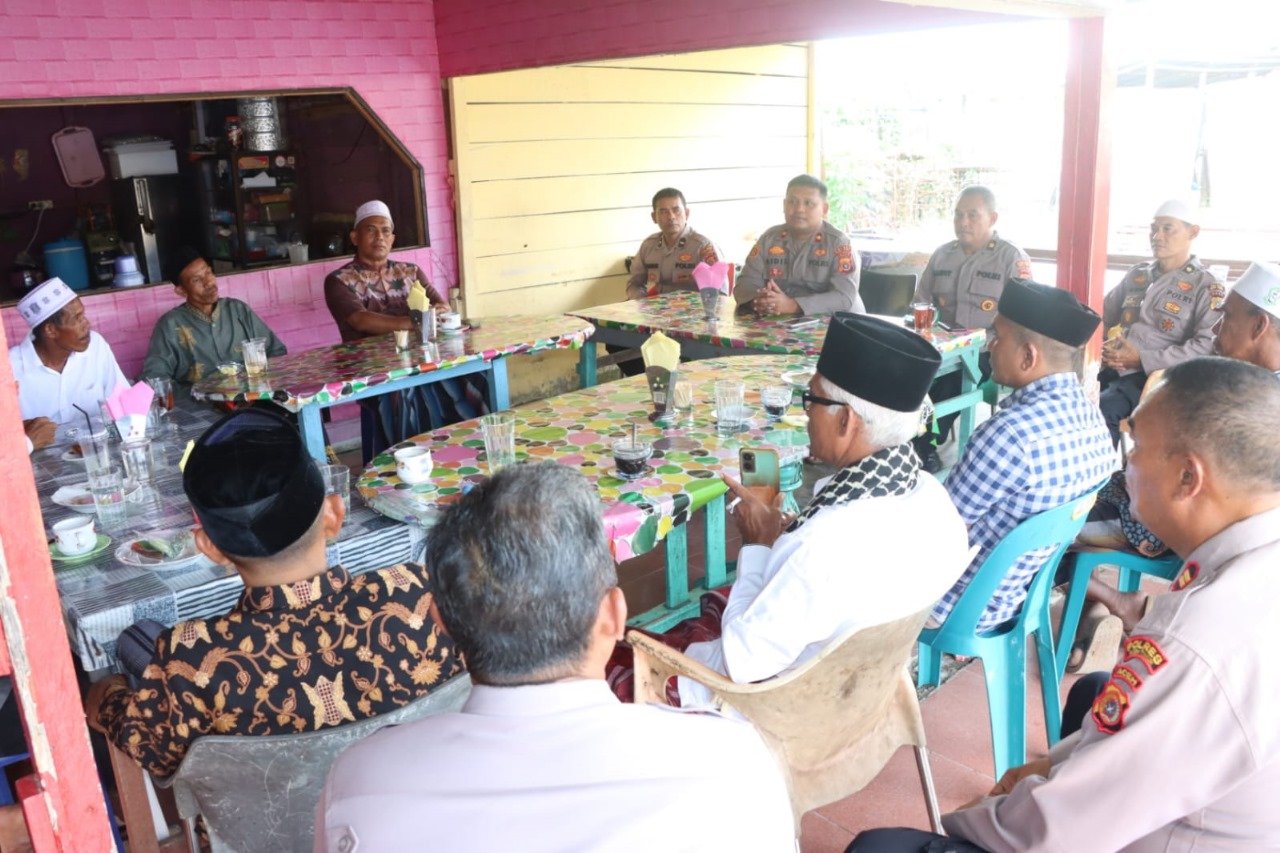 Usai Sholat Jum’at, Wakapolres Aceh Timur Tampung Aspirasi Warga Peudawa