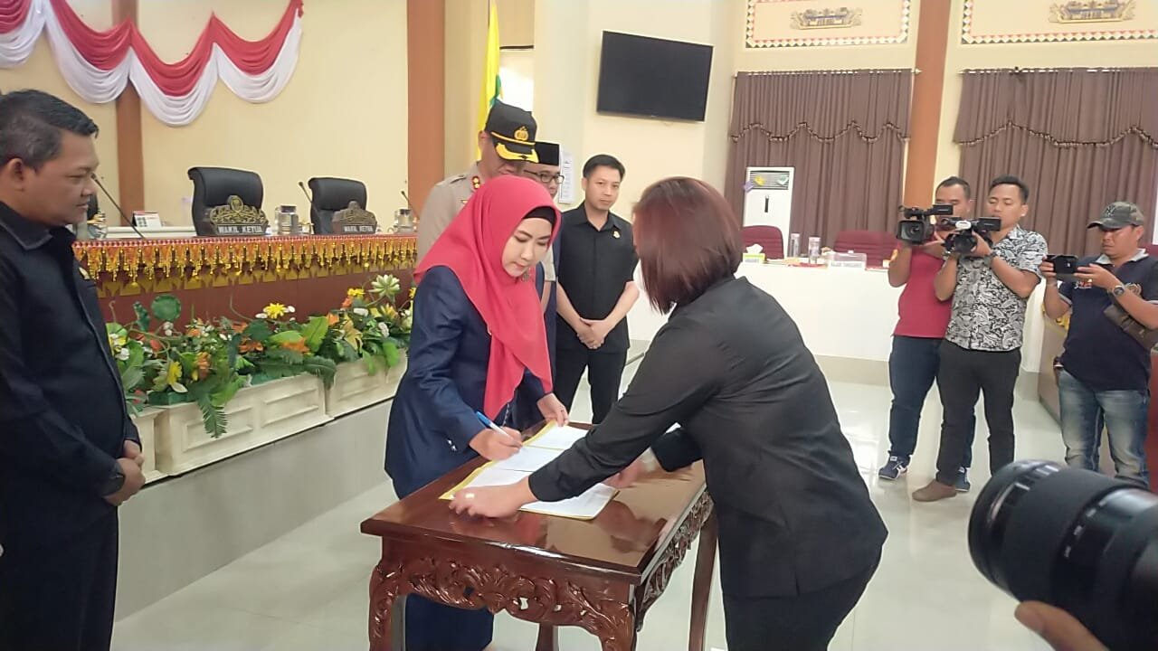 Rapat Paripurna Dalam Rangka Penanda Tanganan Nota Kesepakatan (mou) Oleh Ketua DPRD Tanggamus Bersama KUA PPAS APBD Kabupaten Tanggamus TA 2024