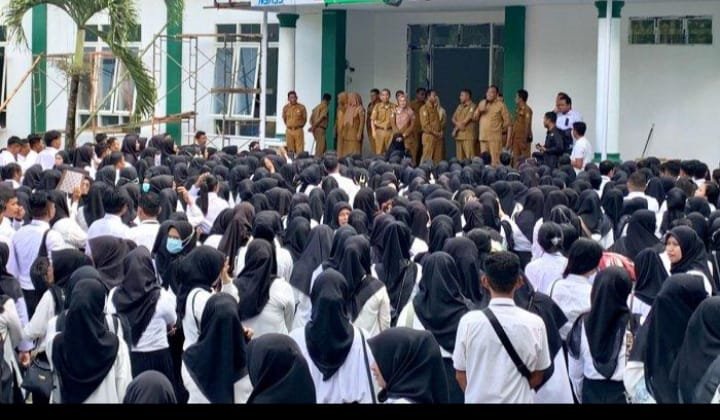 Bupati Halmahera Selatan H. Usman Sidik, menyerahkan langsung SK PPPK-(P3K) tenaga kesehatan sebanyak 630 orang yang dinyatakan lulus seleksi formasi tahun 2022