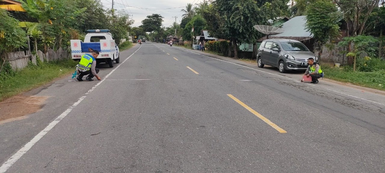 Unit Laka Satlantas Polres Aceh Timur Olah TKP Kecelakaan di Nurussalam Yang Mengakibatkan Seorang Pelajar Meninggal Dunia