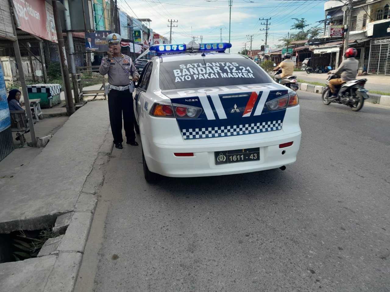 Tingkatkan Kesadaran Masyarakat Dalam Berlalu Lintas, KBO Satlantas Polres Aceh Timur Sosialisasi di Jalur KTL