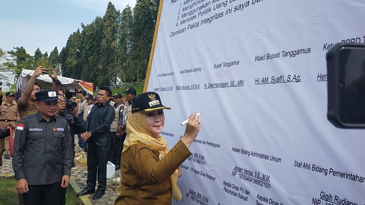 FORKOPIMDA Tanggamus Tanda Tanganni  Deklarasi Netralitas ASN Pemilu Tahun 2024