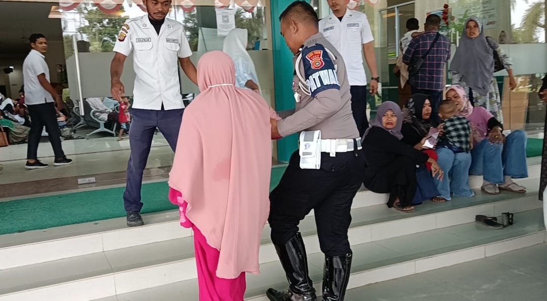 Aksi Simpatik Anggota Satlantas Polres Aceh Timur Bantu Antarkan Warga ke Rumah Sakit