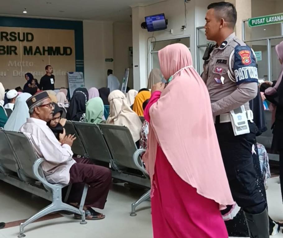 Aksi Simpatik Anggota Satlantas Polres Aceh Timur Bantu Antarkan Warga ke Rumah Sakit
