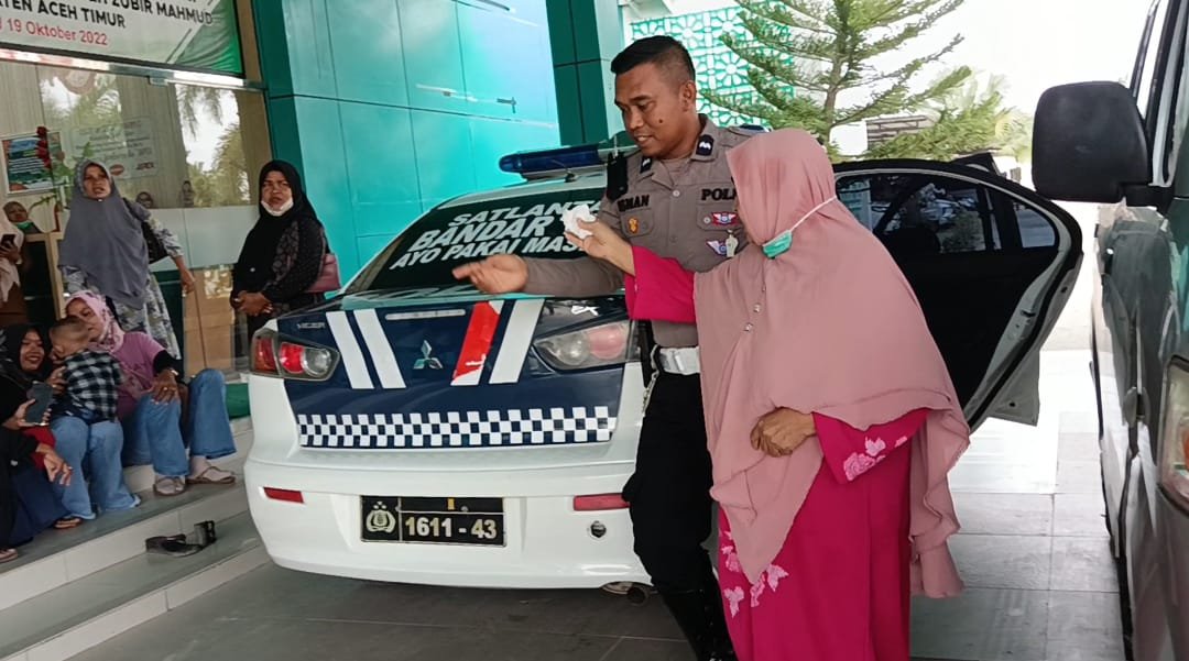 Aksi Simpatik Anggota Satlantas Polres Aceh Timur Bantu Antarkan Warga ke Rumah Sakit
