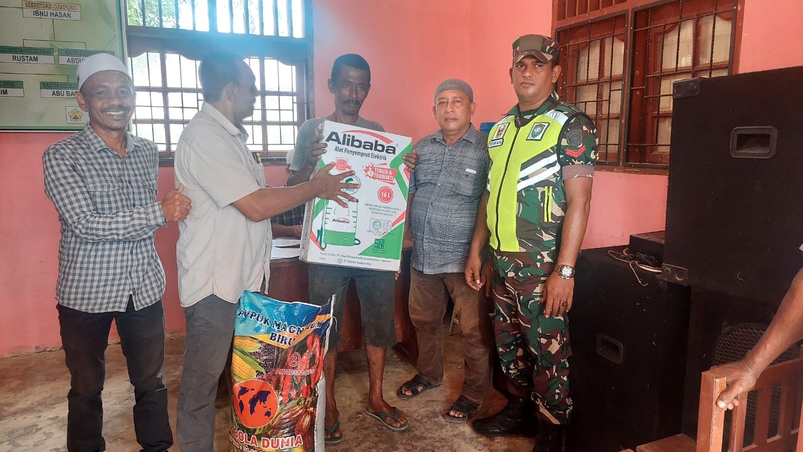 Kegiatan Penyerahan Bantuan Ketahanan Pangan di Desa Bagok Panah Sa Juga di Dampingi Oleh Muspika Kecamatan Darul Aman