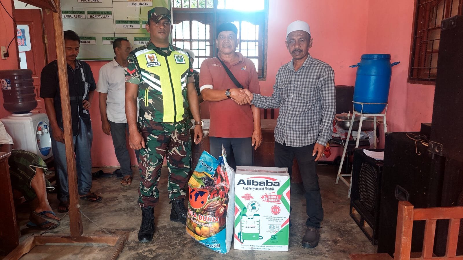 Kegiatan Penyerahan Bantuan Ketahanan Pangan di Desa Bagok Panah Sa Juga di Dampingi Oleh Muspika Kecamatan Darul Aman