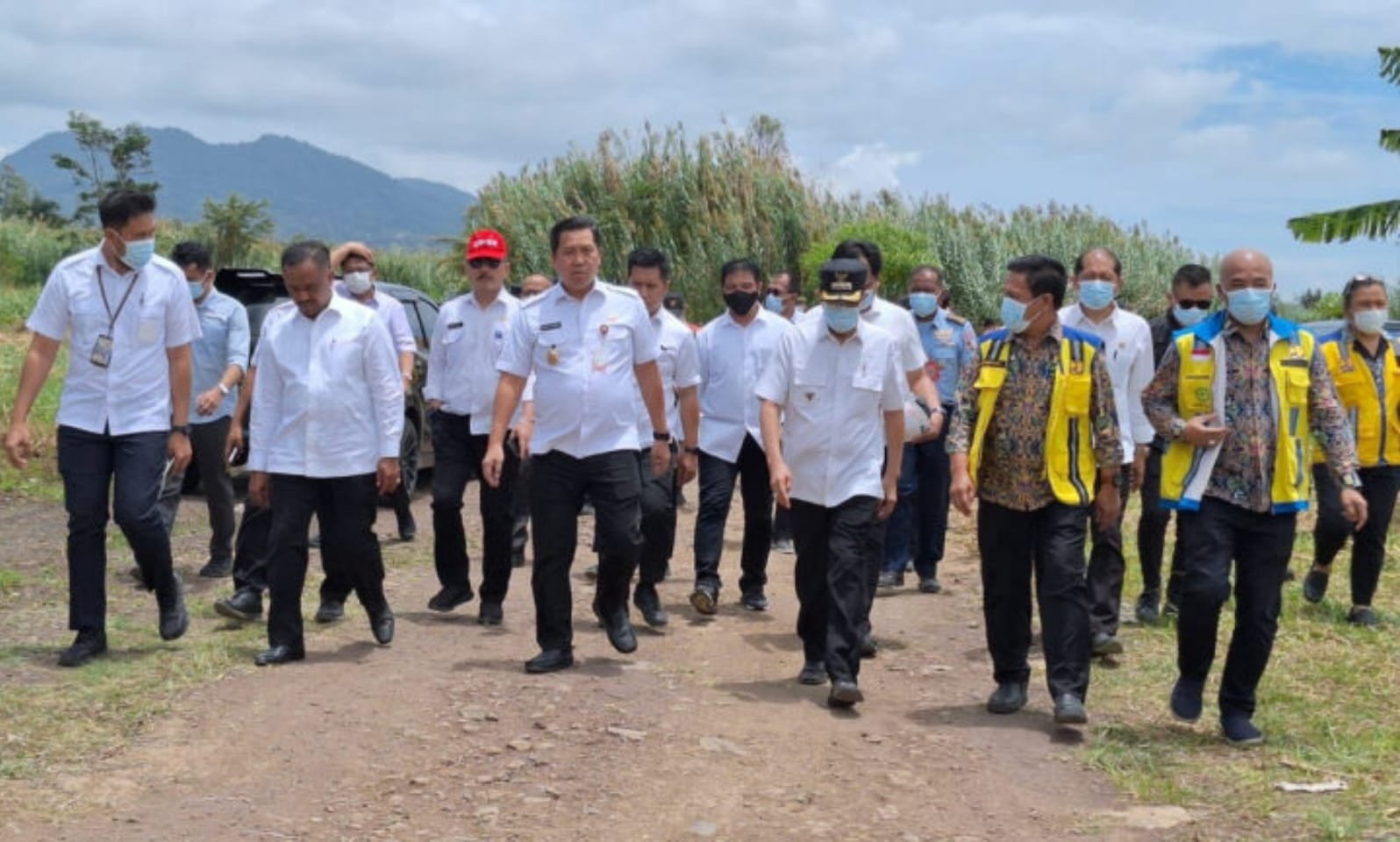 Wakil Gubernur Sulawesi Utara, Bersama KPK dan Kementerian PUPR Pasang Patok Batas Sempadan Danau Tondano Di Minahasa Sulut